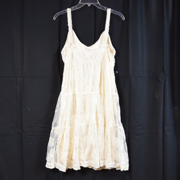 Pretty lace dress - Picture 3 of 5